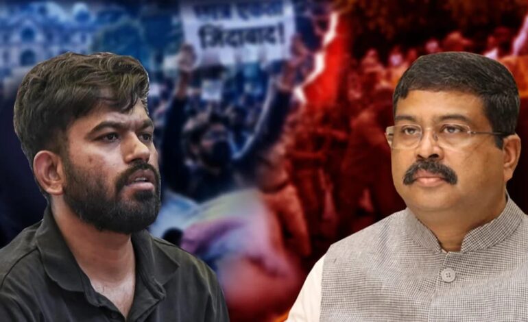 लोकतंत्र की हुई जीत,धर्मेंद्र प्रधान के इस्तीफे पर जंतर-मंतर में जश्न का माहौल