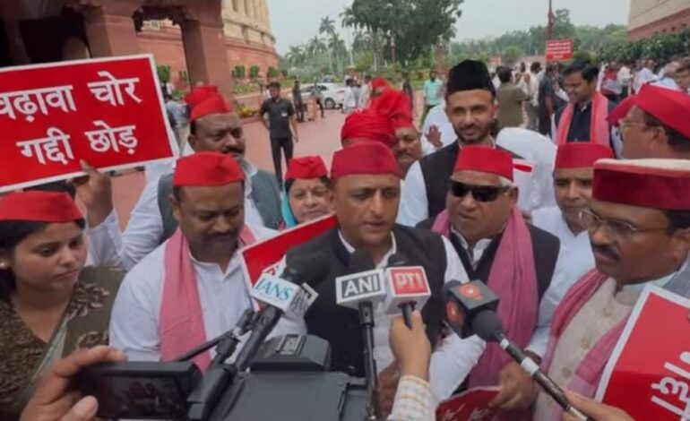 चढ़ावा चोरी को लेकर संसद भवन में सपा का प्रदर्शन,घिर गई मोदी सरकार