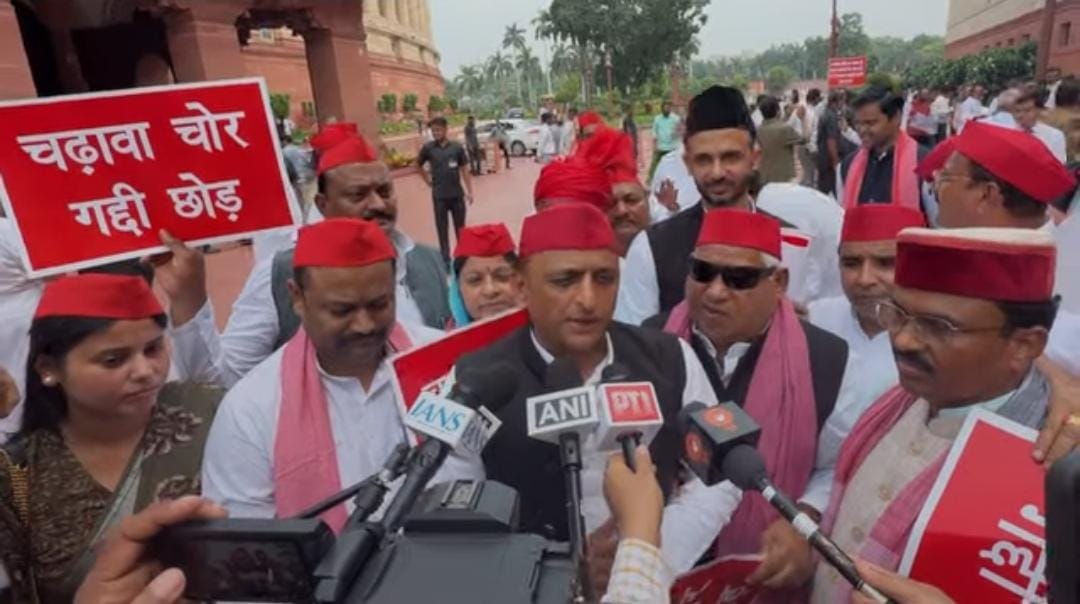 चढ़ावा चोरी को लेकर संसद भवन में सपा का प्रदर्शन,घिर गई मोदी सरकार