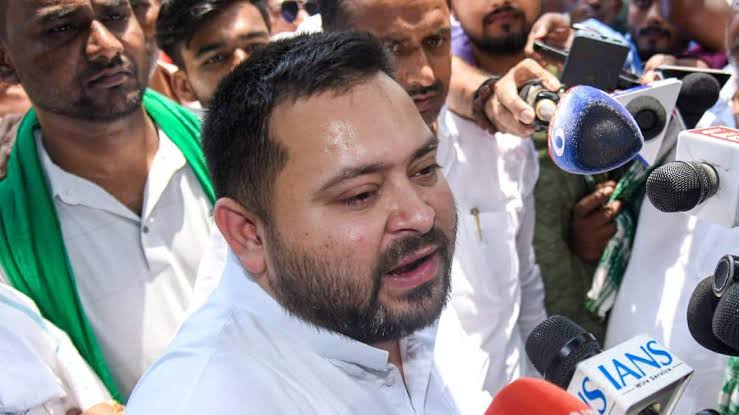 सड़क छाप अपराधी है सीएम सम्राट,भाई के गिरफ्तारी पर भड़के तेजस्वी यादव