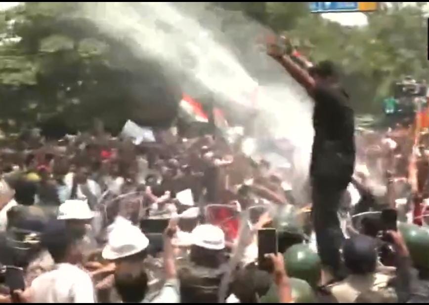 छात्रों और पुलिस के बीच नोकझोंक,रांची में सरकार के खिलाफ दिखा छात्रों का आक्रोश