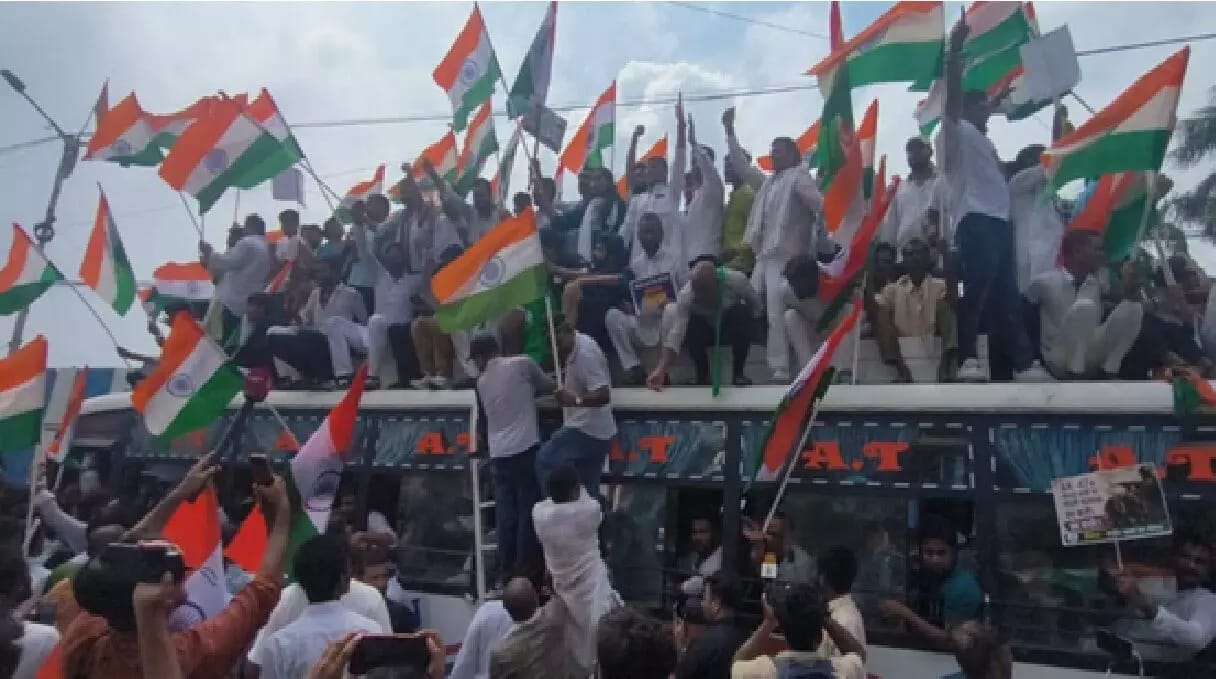 तेजस्वी को हिरासत में लेने के बाद छोड़ा गया,समर्थकों से आरजेडी दफ्तर जाने की अपील