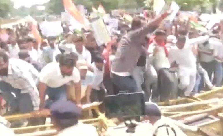 पटना में छात्रों का आज दिखा बड़ा प्रदर्शन,बैरिकेडिंग तोड़ आगे बढ़े युवा
