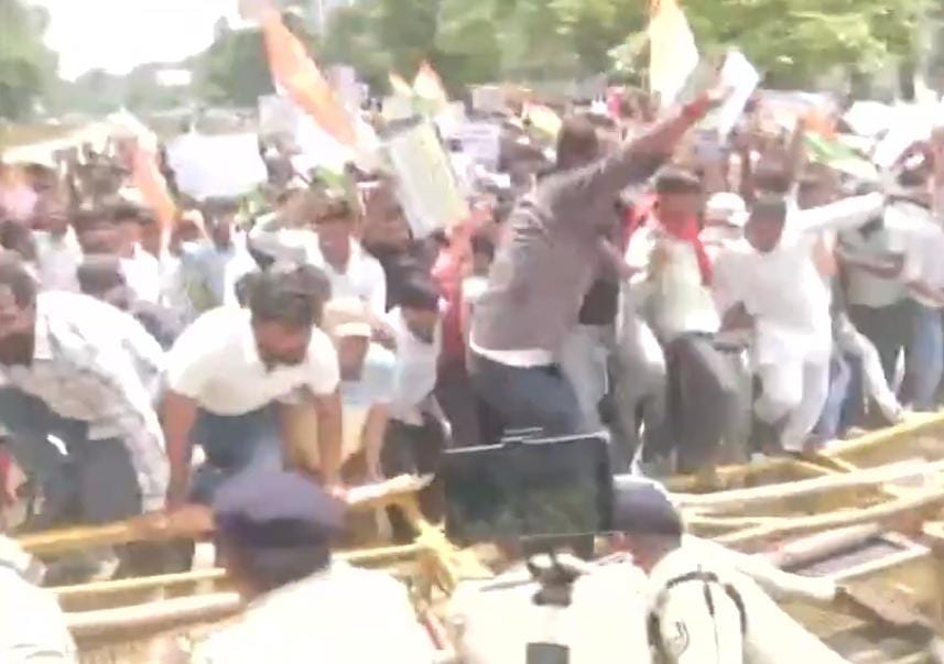 पटना में छात्रों का आज दिखा बड़ा प्रदर्शन,बैरिकेडिंग तोड़ आगे बढ़े युवा