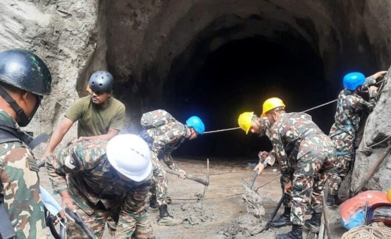 नेपाल के टनल में फंसे लोगों को बचाने में जुटी भारतीय सेना,कोशिश हुई तेज