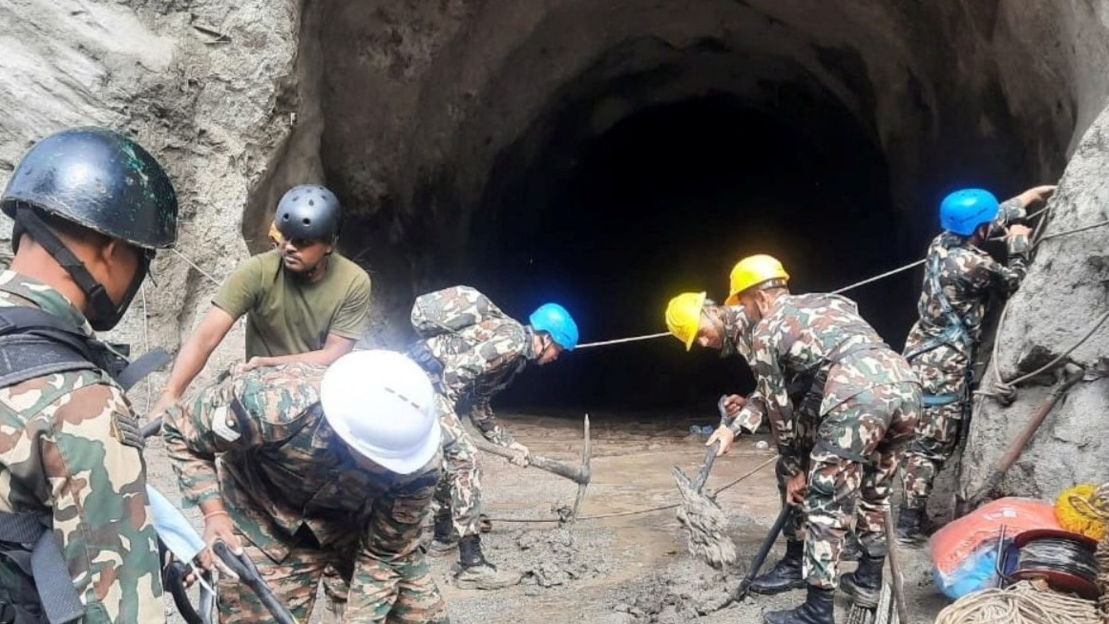 नेपाल के टनल में फंसे लोगों को बचाने में जुटी भारतीय सेना,कोशिश हुई तेज